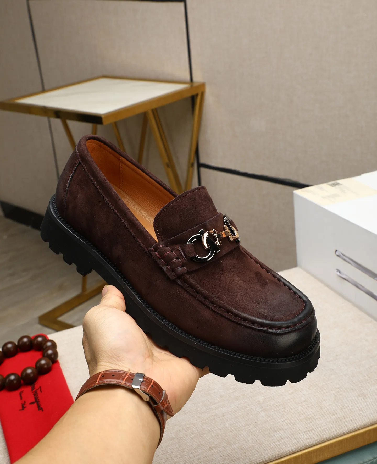 Men's shoes 💰520 📛📛Salvatore Ferragamo high-end (Salvatore Ferragamo) is the world's top luxury footwear brand. It comes from the fashion kingdom of Italy. It is famous all over the world for its traditional handmade design and novel styles... 🚶🏻🚶🏻New suit shoes are available simultaneously at the counter. This model is purely handmade. The fabric is imported Italian calfskin ➕Soft water-dyed cowhide lining Original authentic outsole🌀🌀Size: 38➖44.